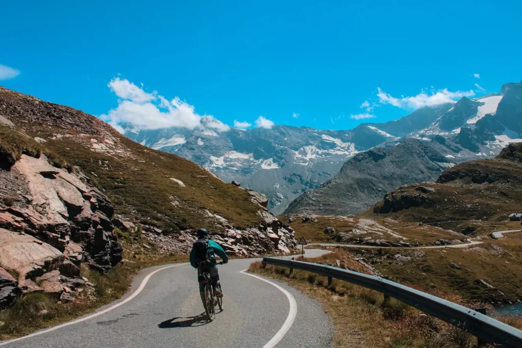 Ein Mann auf einem Fahrrad mit einer malerischen Berglandschaft im Hintergrund